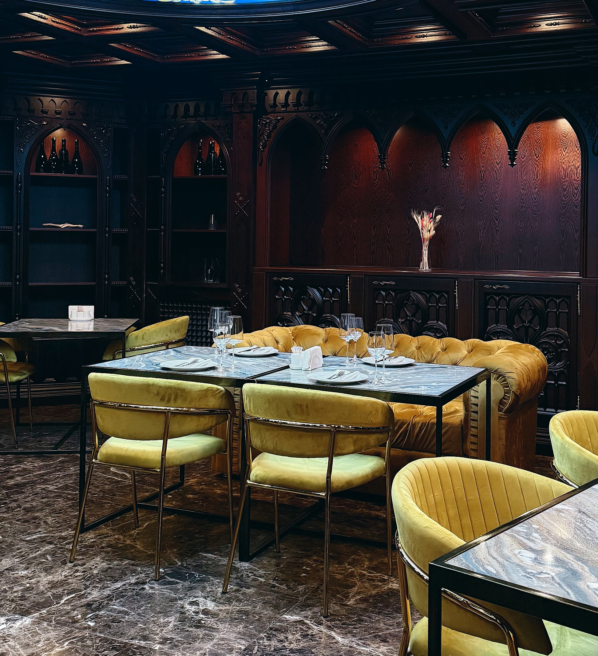 Зал ресторана с камином